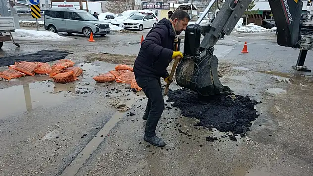 Erciş'te kar temizleme ve asfalt yama çalışmaları sürüyor