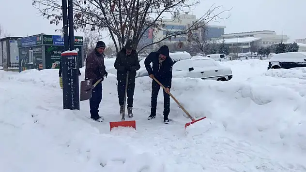 Erciş'te karla mücadele çalışması sürüyor