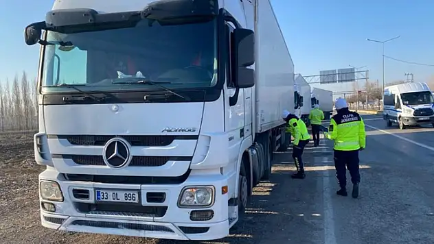 Erciş'te kış lastiği uygulaması yapıldı