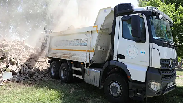 Erciş'te metruk binaların yıkımı sürüyor