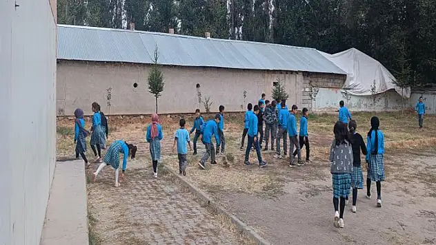 Erciş'te öğrenciler ve öğretmenlerden çevre temizliği
