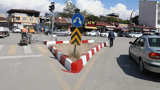 Erciş'te orta refüj boyama çalışması