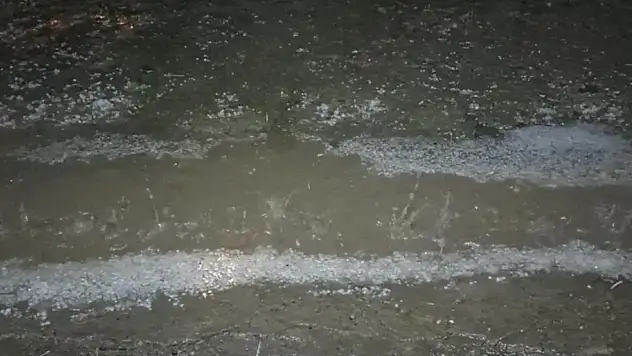 Erciş'te sağanak ve dolu etkili oldu