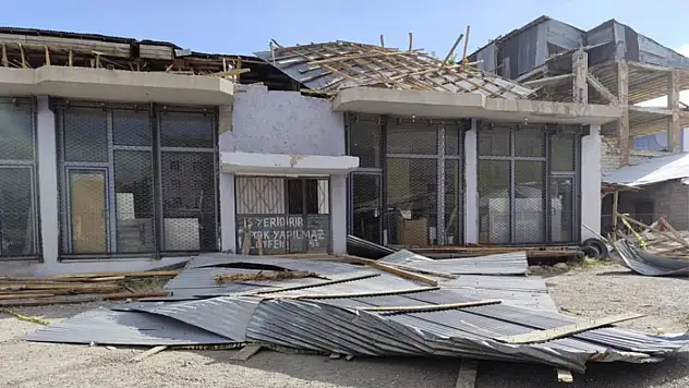 Erciş'te şiddetli rüzgâr hasara yol açtı