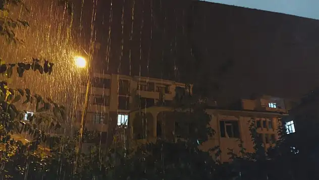 Erciş'te şiddetli yağış etkili oldu