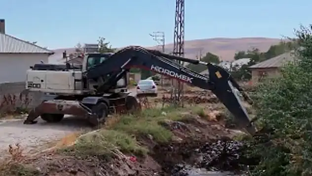 Erciş'te sulama kanalı temizlendi