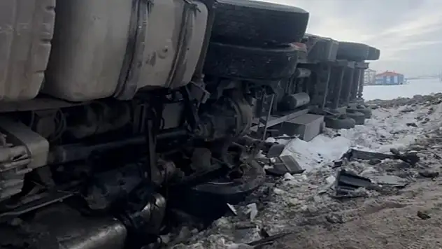 Erciş'te tır şarampole yuvarlandı