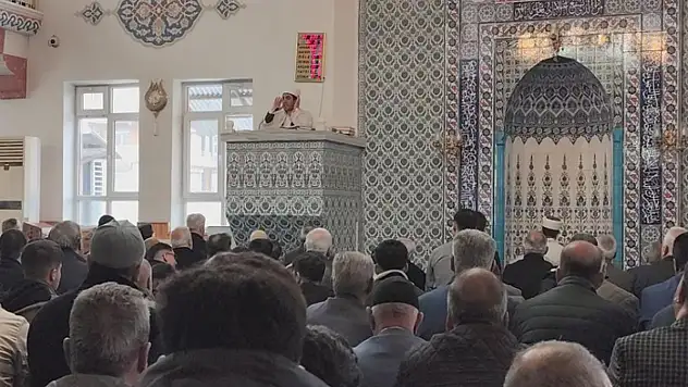 Erciş'te vatandaşlar bayram namazı için camileri doldurdu