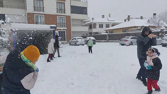 Erciş'te vatandaşların kar sevinci