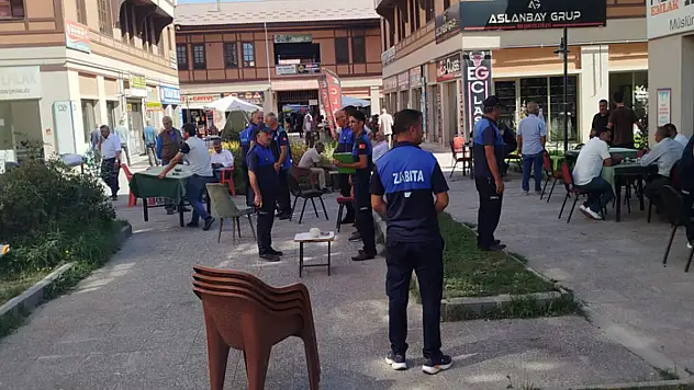 Erciş'te yaya geçişini engelleyen kahveci esnafına müdahale