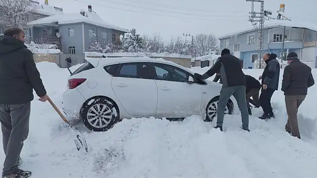 Erciş'te yoğun kar yağışı hayatı felç etti