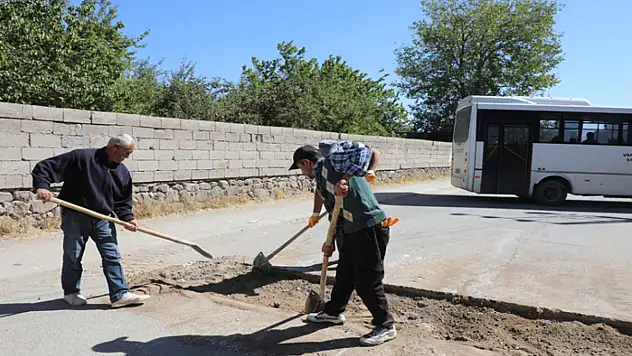 Erciş'te yol bakım ve onarım çalışmaları sürüyor
