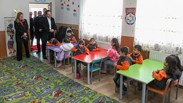 Erdem, öğrencilerin karne sevincine ortak oldu