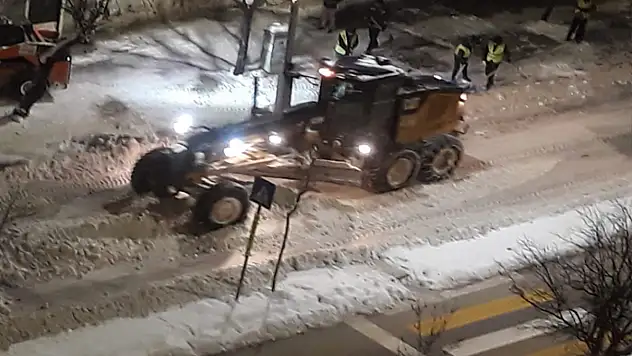 Erek Dağı Caddesi'nde kar temizleme çalışması