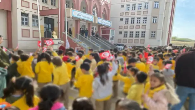 Erek TOKİ İlköğretim Okulu öğrencilerinin mezuniyet coşkusu