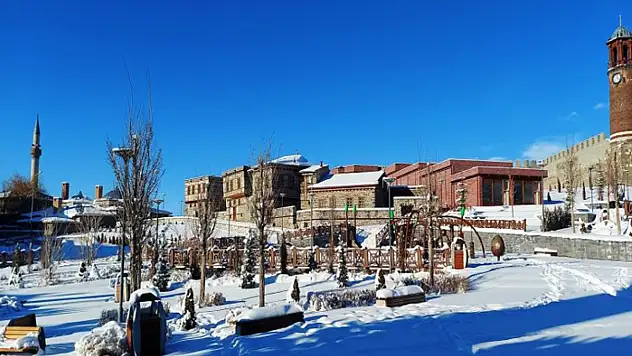 Erzurum'a kar geri dönüyor