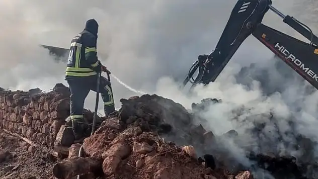 Erzurum'da ahır ve samanlık yangını