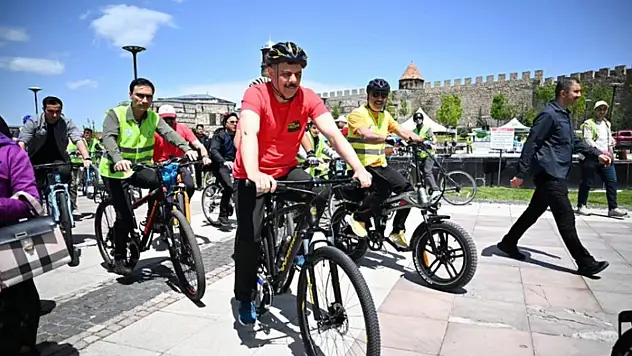 Erzurum'da pedallar sağlıklı hayatlar için çevrildi