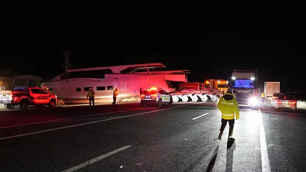Erzurum'da yat yüklü tır karayolunu kapattı