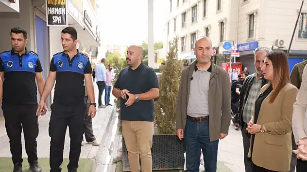 Eşbaşkanlar kaldırım işgallerine karşı esnafı denetledi