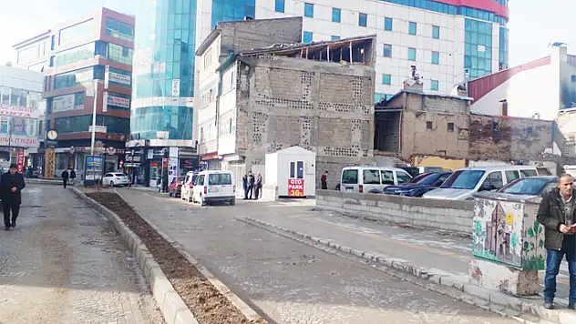 Eski belediye iş merkezinin yeri oto parka dönüştü