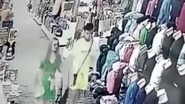 Esnafı sahte 100 dolar vererek dolandırırken önce kameraya sonra polise yakalandılar