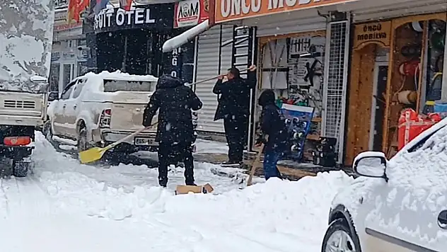 Esnaflar dükkan önlerini kaldırımları temizledi