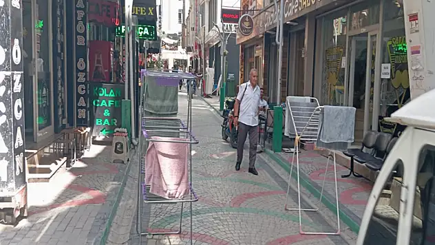 Esnaflar kaldırımdan sonra yola indi