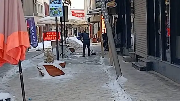 Esnaflar kaldırımlardaki buzları kendi imkânlarıyla temizliyor