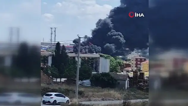 Fabrika alev topuna döndü: Bölgeye çok sayıda ekip sevk edildi