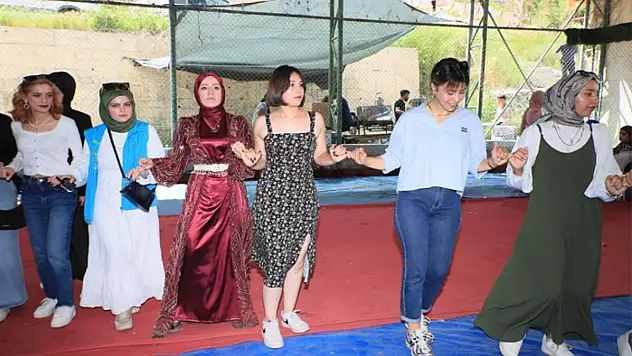 Farklı illerden Hakkari'ye gelen gençler halay çekti