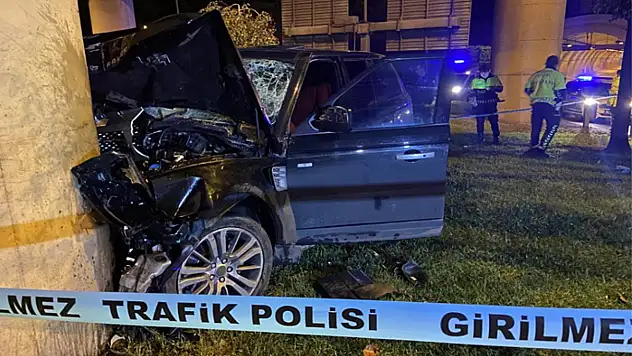 Feci kaza! Beton direğe çarptı