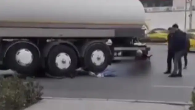 Feci kaza! Kamyonun altında kaldı