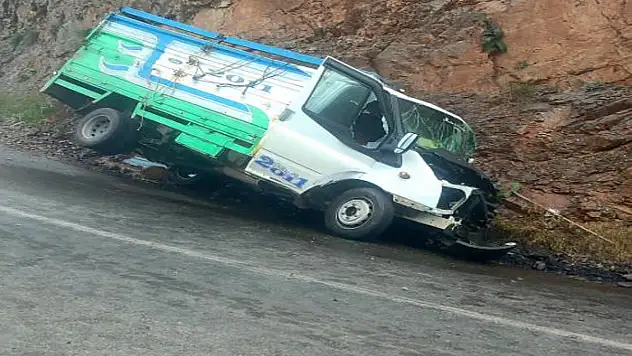 Feci kaza! Seyir halindeki kamyonet kaza yaptı