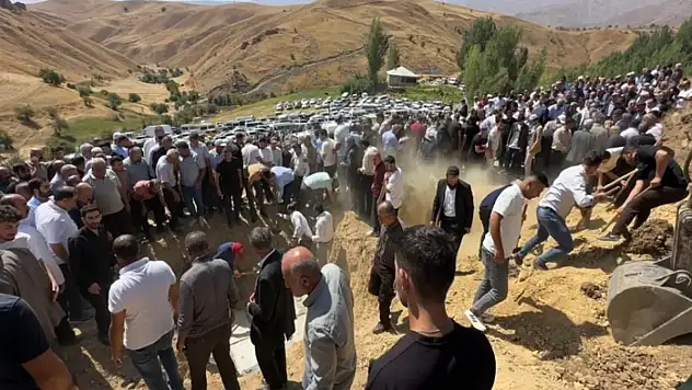 Feci kazada ölen 5 kişi Hakkari'de toprağa verildi