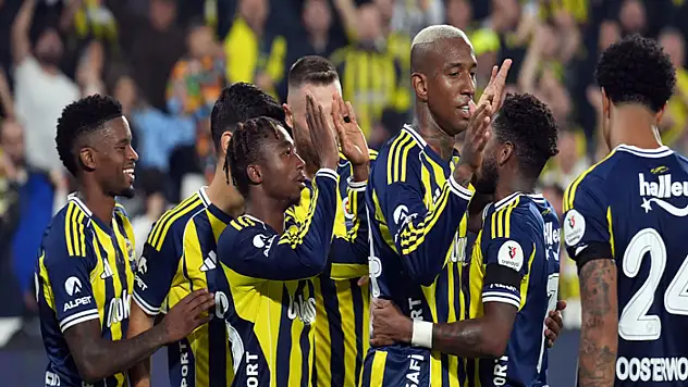 Fenerbahçe, liderle arasında puan farkını 1'e indirdi
