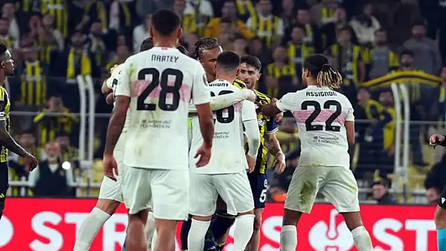 Fenerbahçe- Stuttgart maçında son düdük çaldı, ortalık karıştı