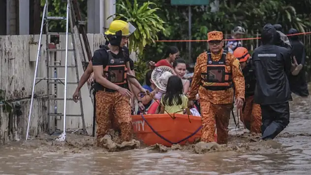 Filipinler'i Kalmaegi Tayfunu vurdu: 2 ölü