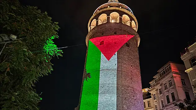 Filistin bayrağı Galata Kulesi'ne yansıtıldı