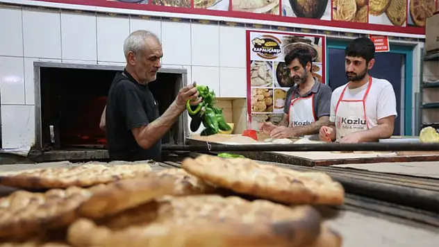 Fırıncıların sıcak havada zorlu 'ekmek' mesaisi