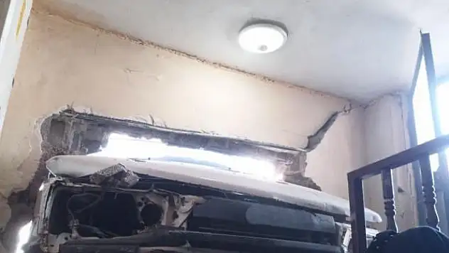 Freni patlayan araç eve girdi