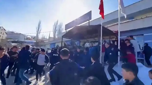 Futbol maçında skandal görüntüler! Sahada bıçak çıkarıldı…