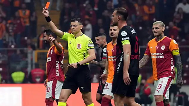 Galatasaray'da Roland Sallai kırmızı kart gördü