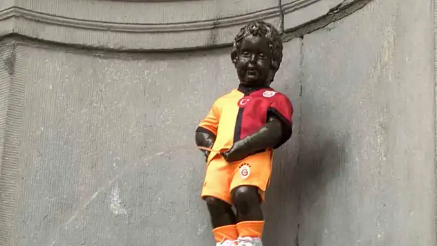 Galatasaray'ın 5 yıldızlı forması 406 yıllık Manneken Pis heykeline giydirildi