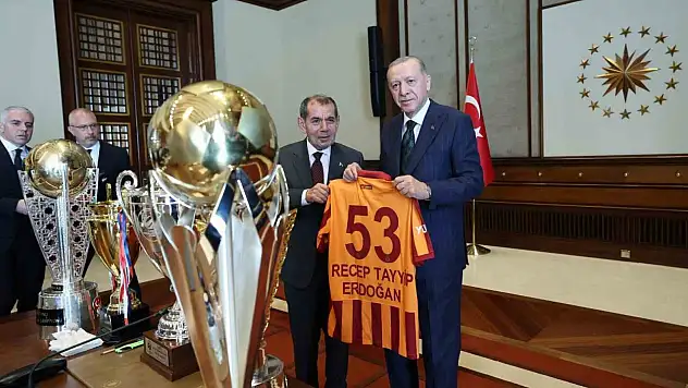 Galatasaray'ın şampiyon takımlarından Cumhurbaşkanı Erdoğan'a ziyaret
