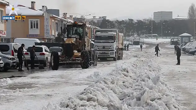 Galericiler Sitesi'nde karla mücadele çalışması
