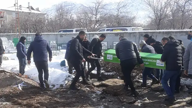 Gazeteci Çurku son yolculuğuna uğurlandı