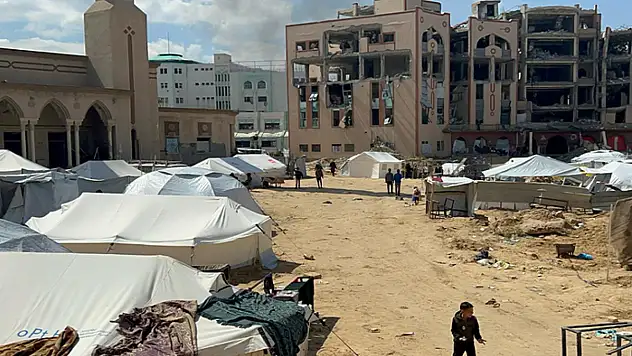 Gazze'de yerinden edilenler Gazze İslam Üniversitesi'ne sığındı