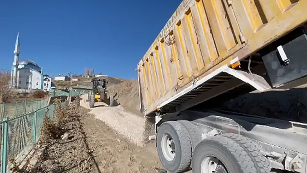 Gedelova Mahallesi'nde stabilize yol çalışması