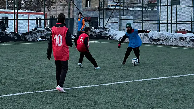 Geleceğin yıldızları İpekyolu futbol sahasında şekilleniyor